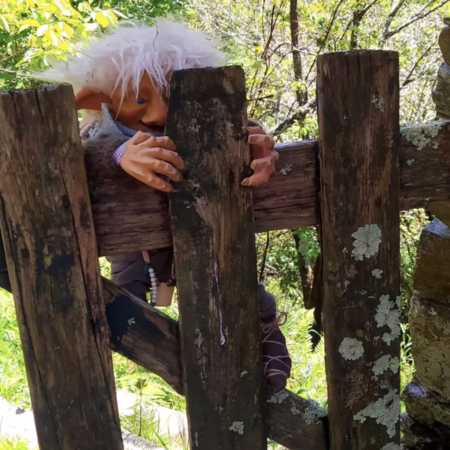 Duende escalando en la naturaleza