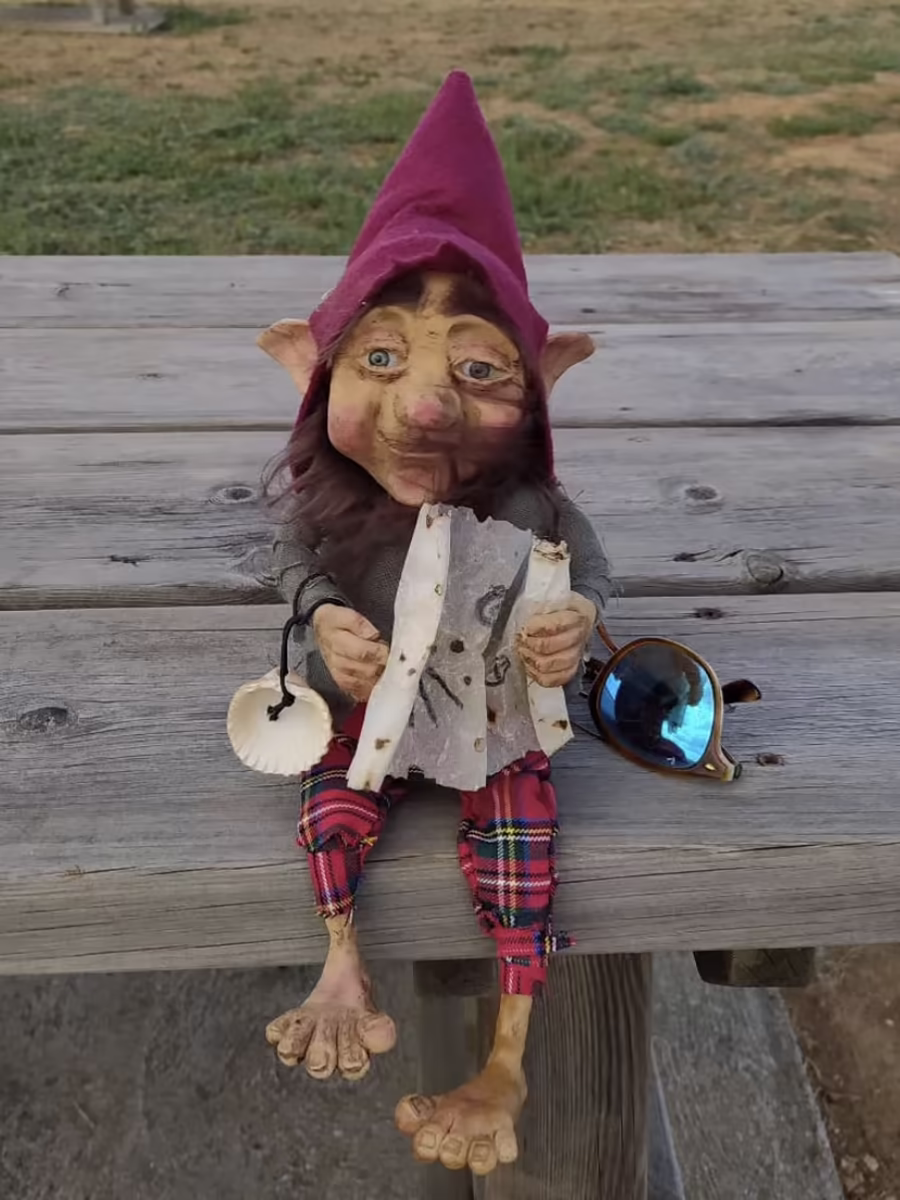 Magikito descansando tranquilo en un merendero