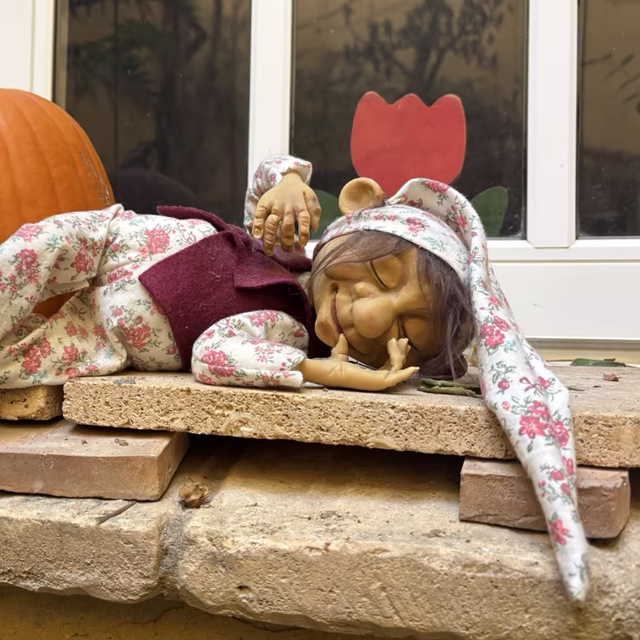 Magikito Duende Durmiendo Feliz Junto A Calabaza